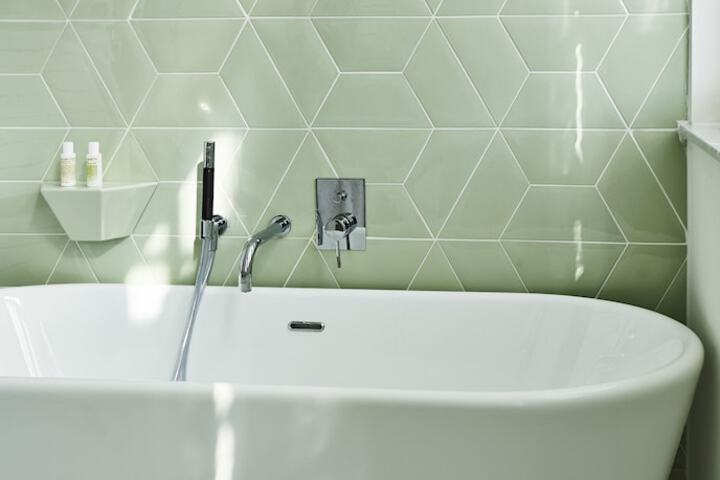 Deep soaking bathtub