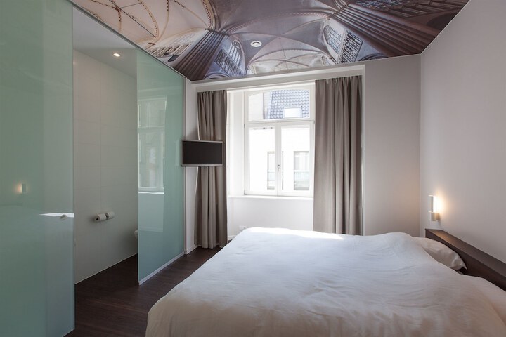 Room 9 of 62