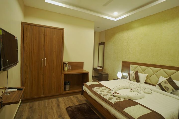 Room 13 of 30
