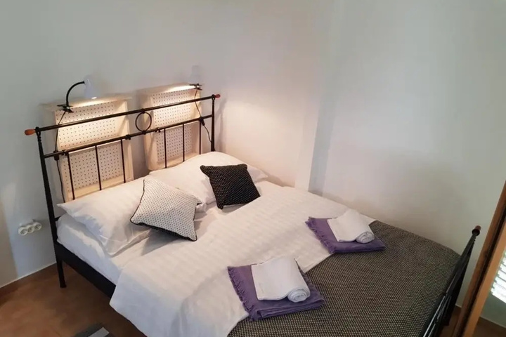 Room 4 of 14