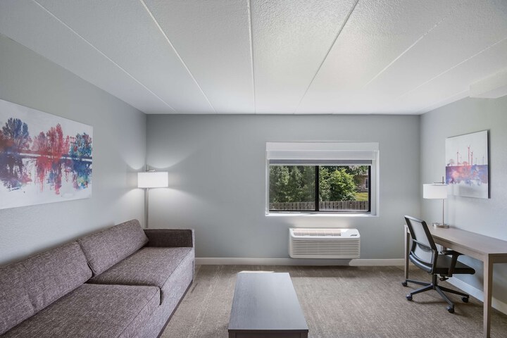 1 King Bed High Speed Internet Accessible Microwave and Refrigerator Chair with Ottoman Desk Full Breakfast (9 of 31)