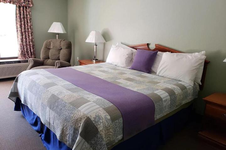1 King Bed (4 of 5)