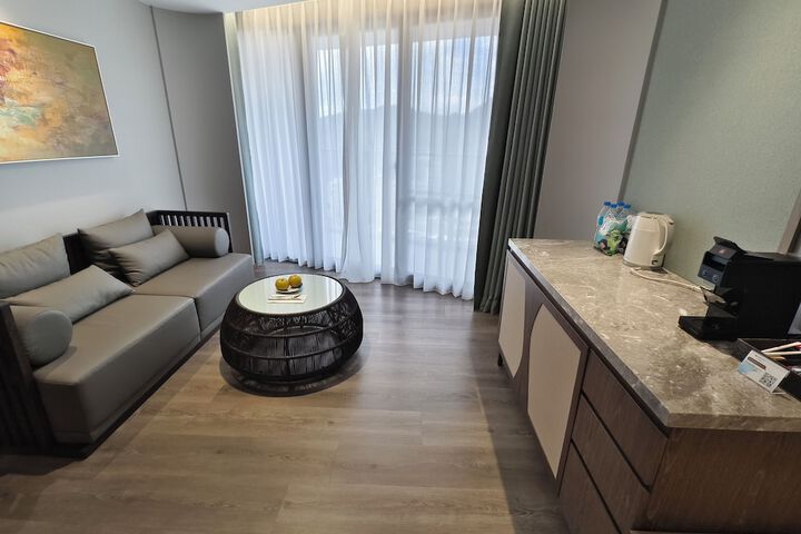 Room 10 of 83