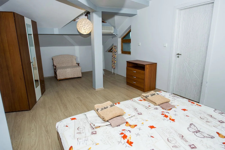 Room 4 of 12