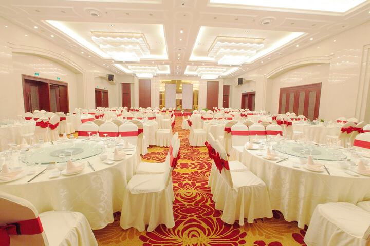 Ballroom/Hall 37 of 48