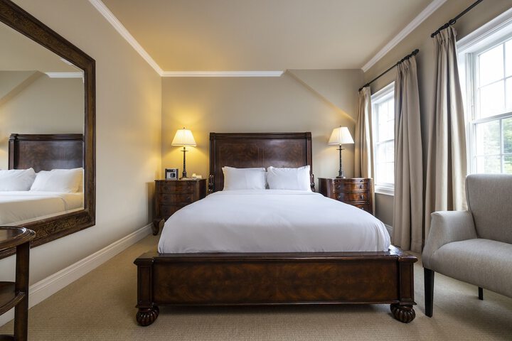 1 Queen Bed Garden View (6 of 7)