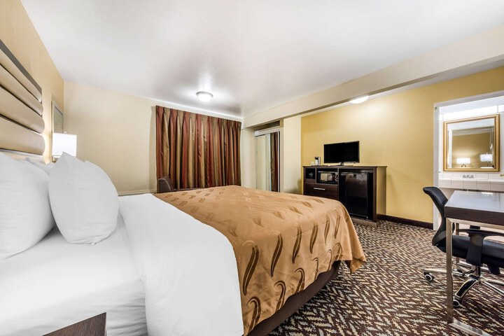 1 King Bed (4 of 7)
