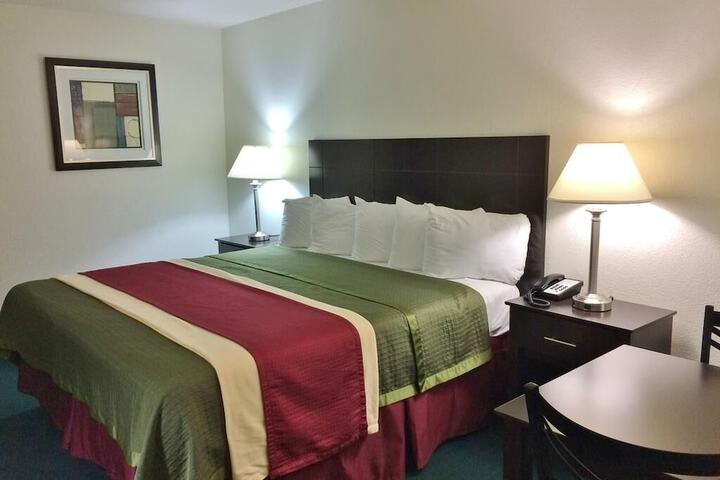 1 King Bed (4 of 6)