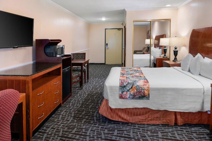 Room 9 of 36