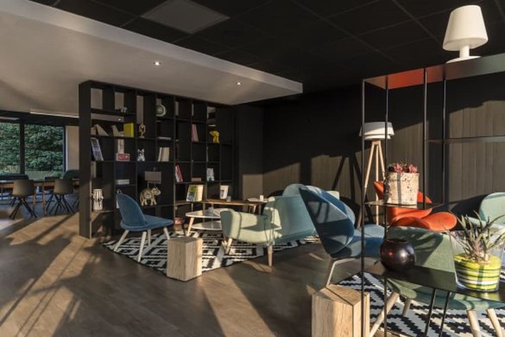 Lounge 19 of 27