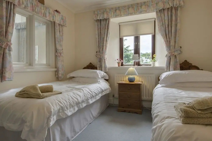 Room 4 of 16
