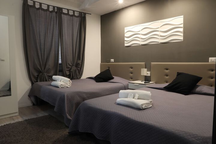 Room 6 of 9