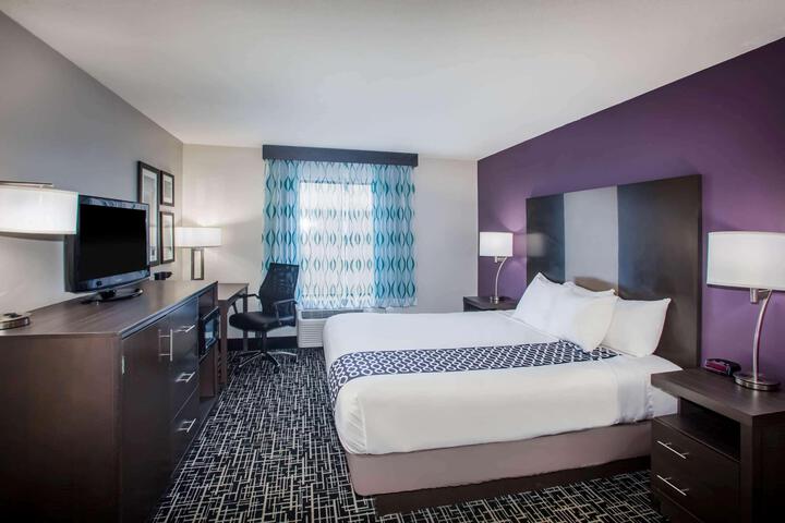 1 King Bed (3 of 7)