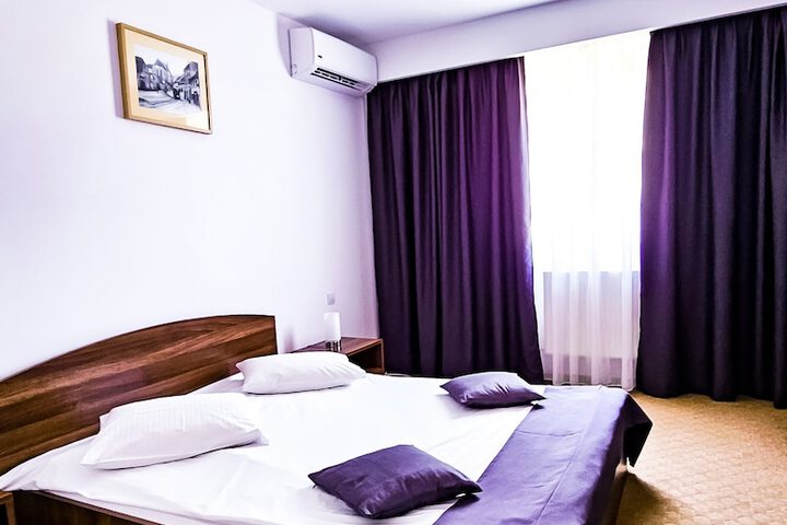 Room 6 of 17