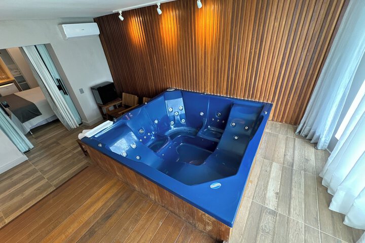 Room 13 of 40