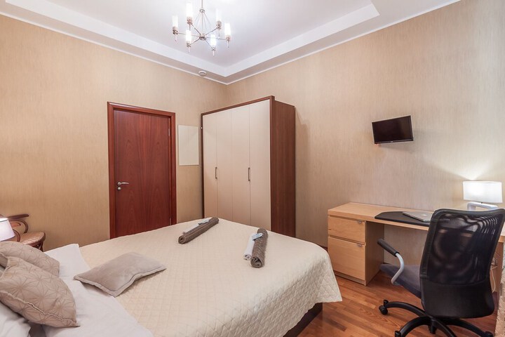 Room 6 of 16