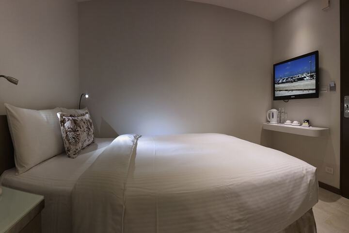 Room 3 of 20