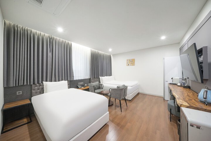 Room 27 of 83