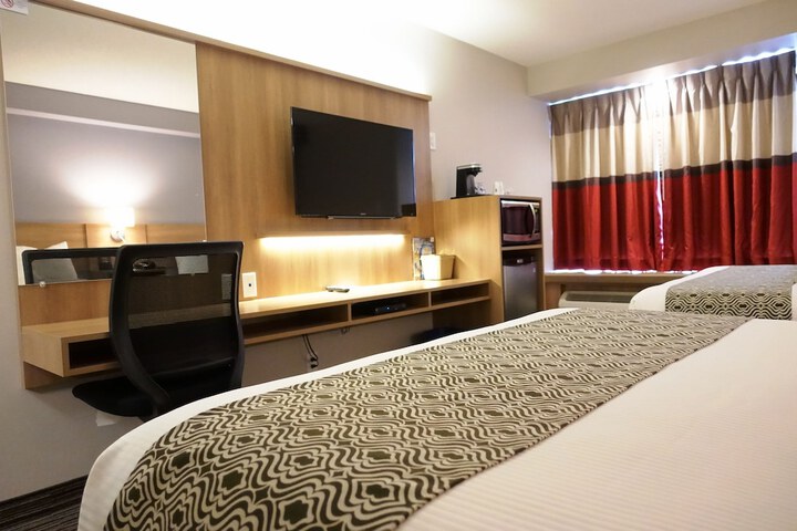 1 Queen Bed (16 of 50)