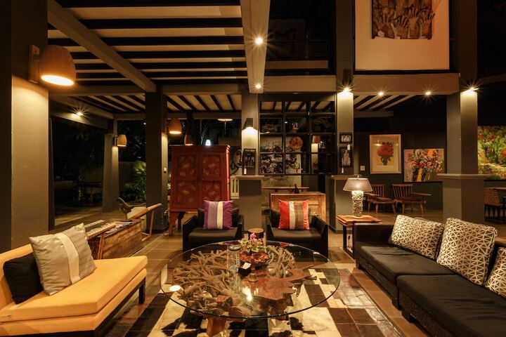 Lobby lounge
