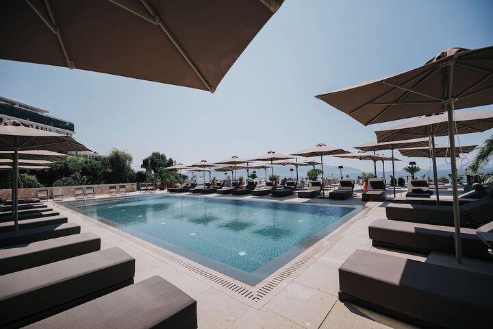 Pool 40 of 60