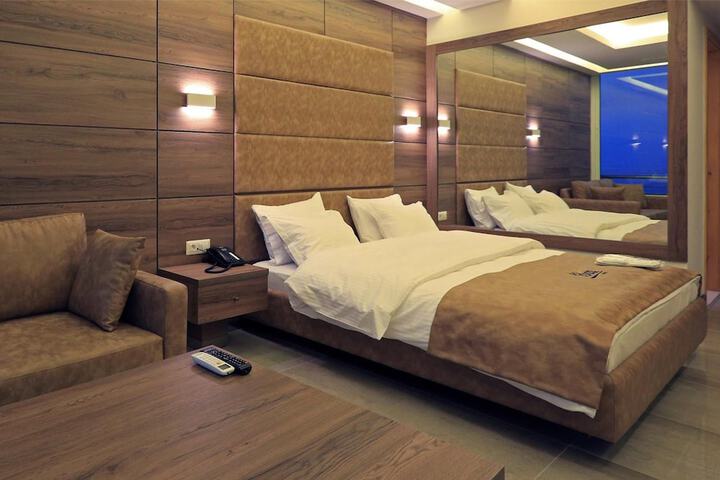 Room 9 of 105