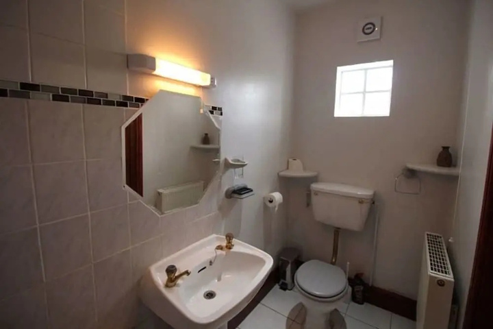 Room 7 of 11