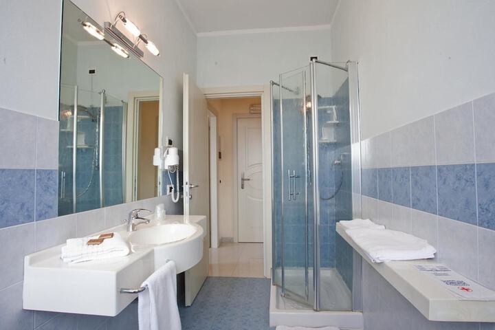 Room 9 of 20