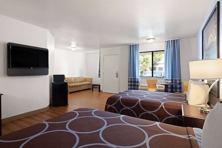 2 Queen Beds (11 of 14)