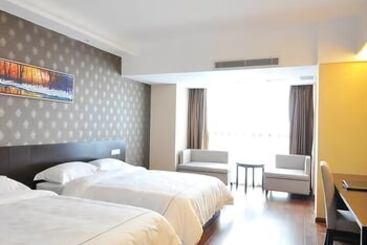Room 6 of 8