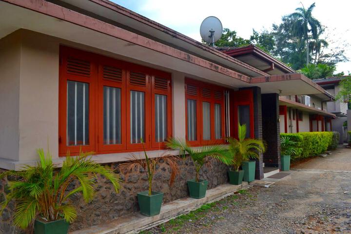 Ivy Banks Lake Round Hotel