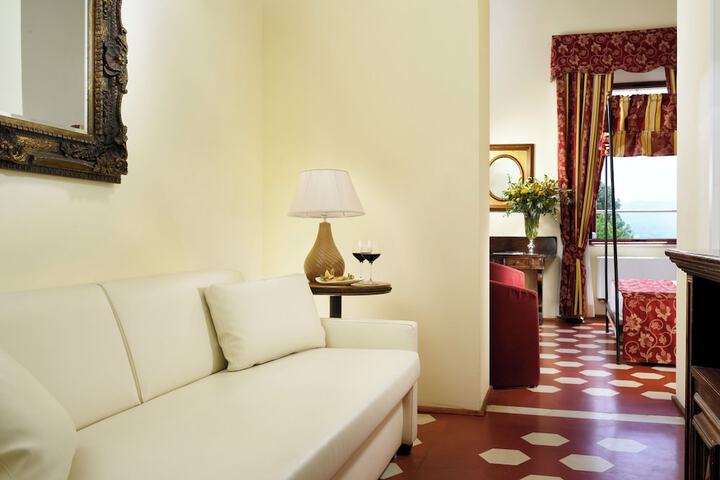 Room 32 of 97