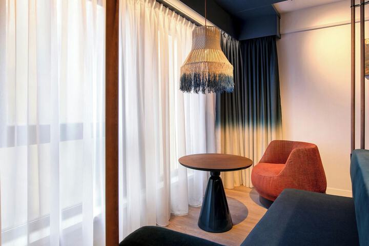 Lounge 166 of 219