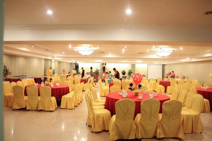 Ballroom/Hall 43 of 50