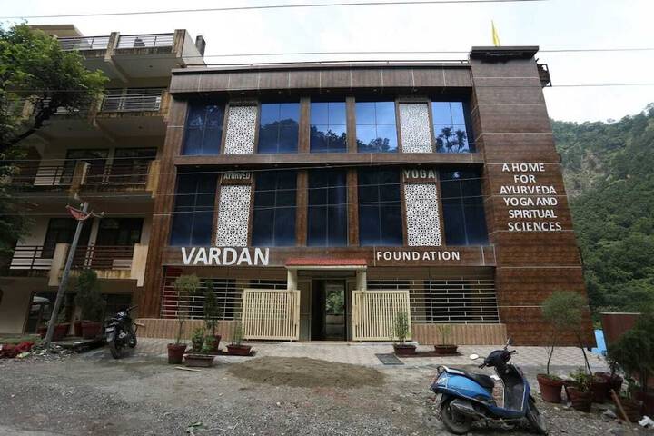 Vardan Hotel- Ayur Stay