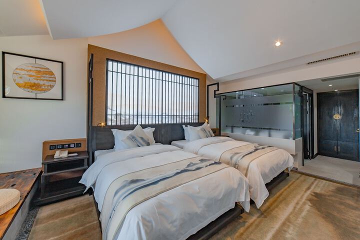 Room 12 of 80