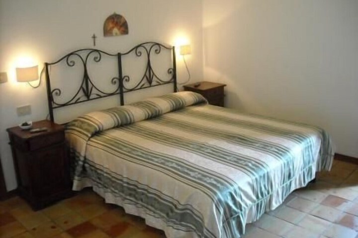 Room 6 of 49