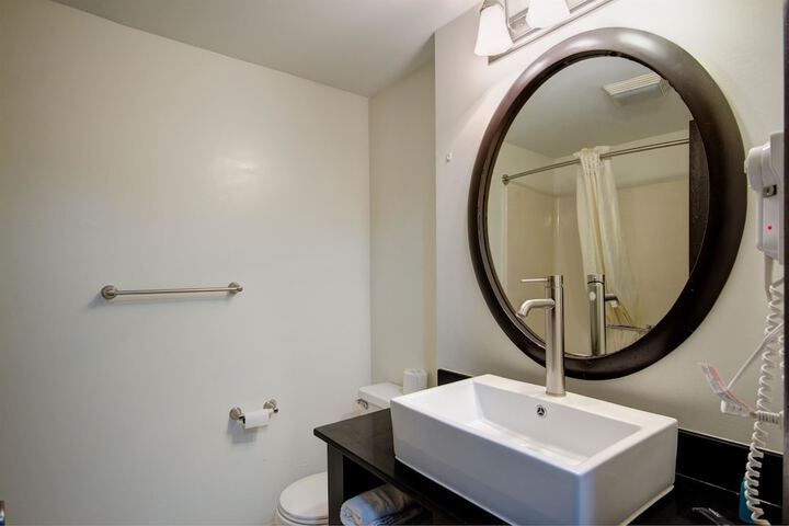 Standard Room, King or Two Doubles (3 of 10)