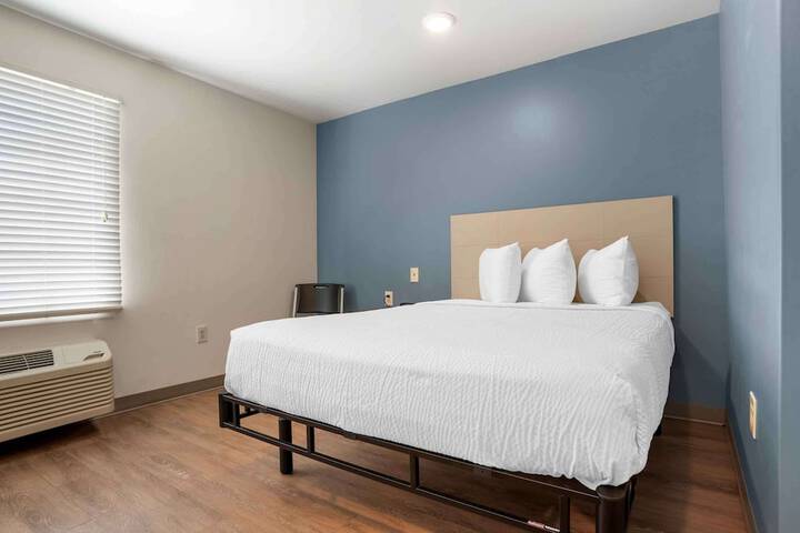 Studio Queen Bed (3 of 10)