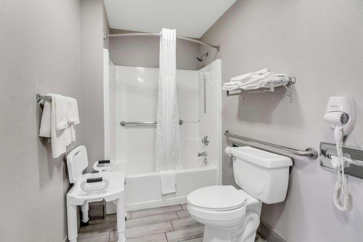 1 King Bed Accessible (2 of 11)