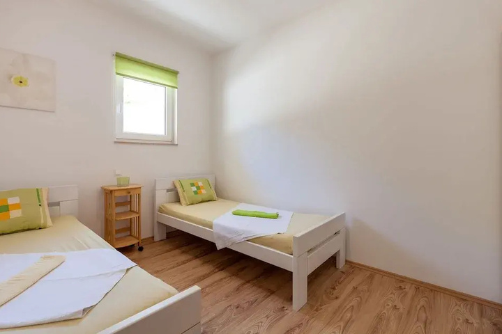 Room 4 of 12