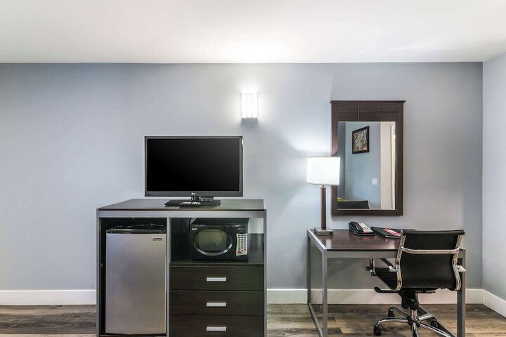 1 King Bed Accessible (2 of 8)