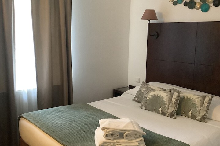 Room 9 of 33