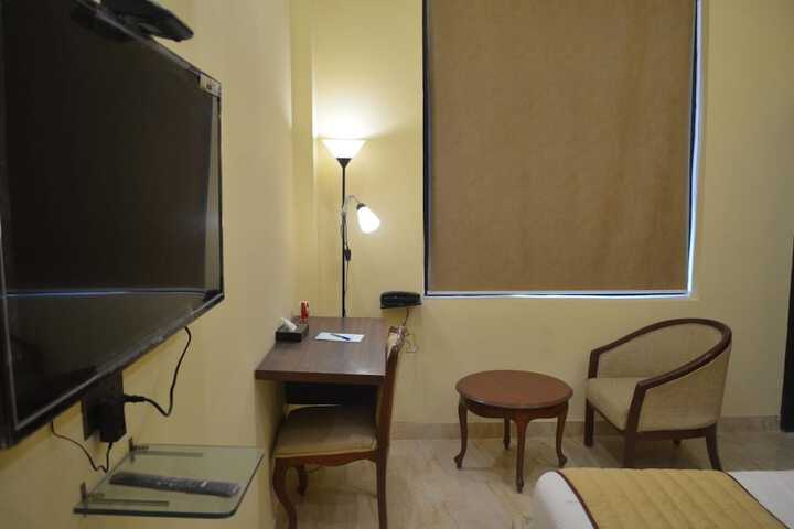 Room 13 of 40
