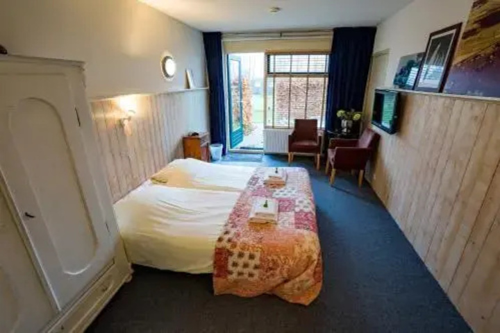 Room 4 of 15