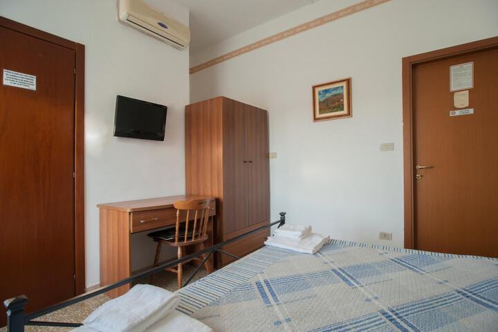 Room 11 of 48