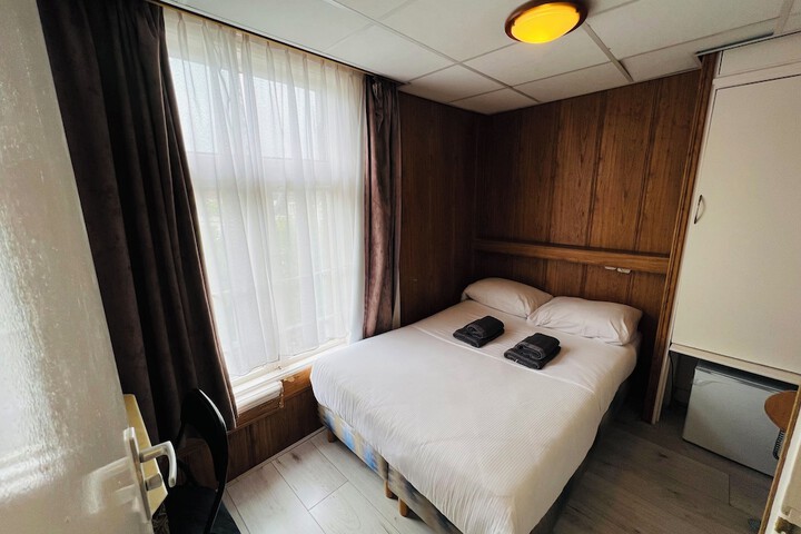 Room 4 of 37