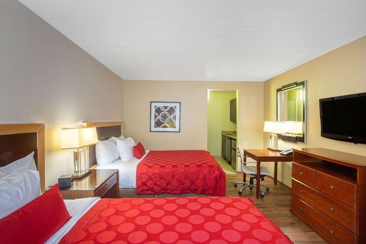 2 Queen Beds (9 of 15)