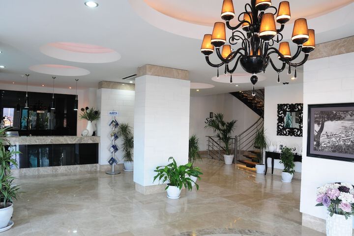 Entrance & Lobby