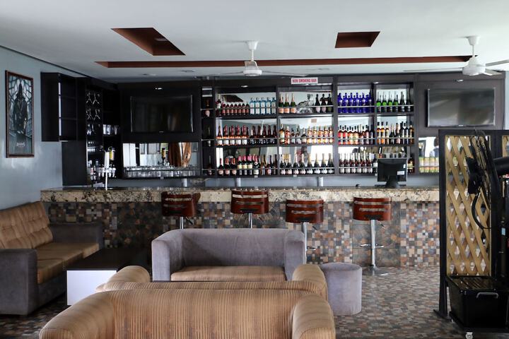 Lounge 12 of 16